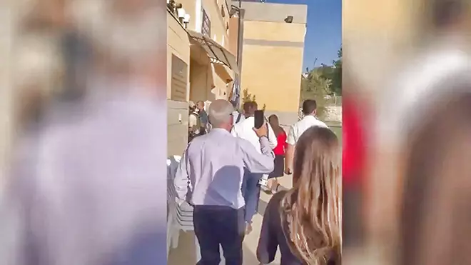 بعد دوي صفارات الإنذار بأوفاكيم..وزير خارجية بريطانيا يهرب للاحتماء بمبنى